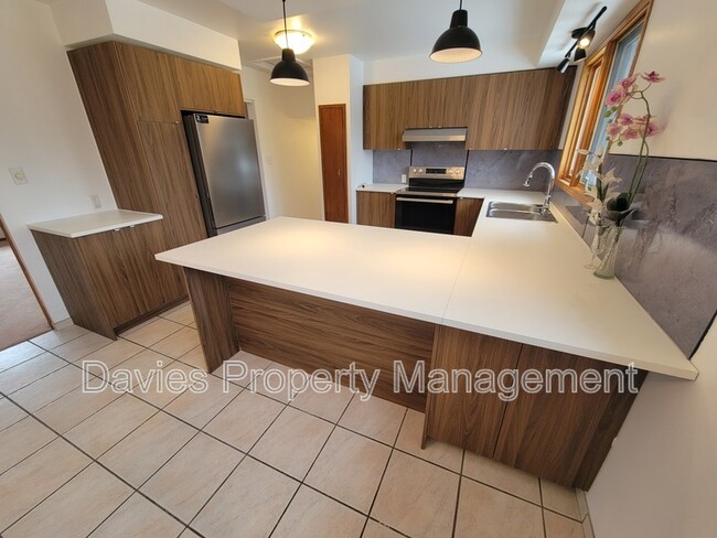 Photo - 11204-11248 48 Ave NW