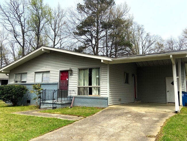 Building Photo - 220 Saxon Dr Rental