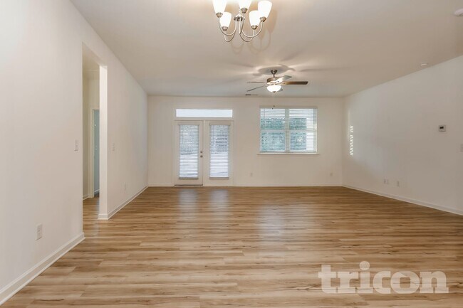 Photo - 173 Everett Sq House