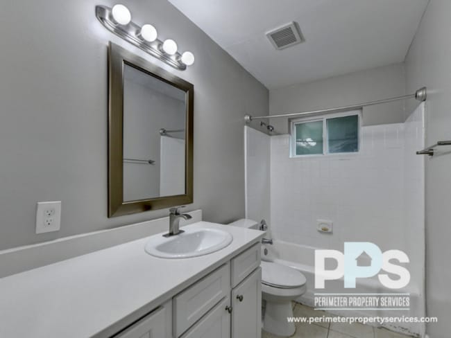 Photo - 217 Lampkin St NE
