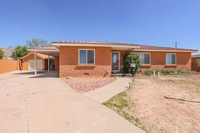 Roomy 3 Bedroom Home with Two Living Spaces - Roomy 3 Bedroom Home with Two Living Spaces
