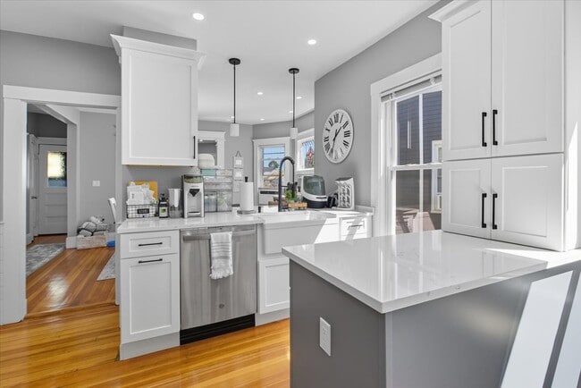 Building Photo - 663 Adams St Unit 3