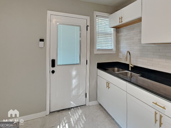 Photo - 1319 Campbellton Rd SW