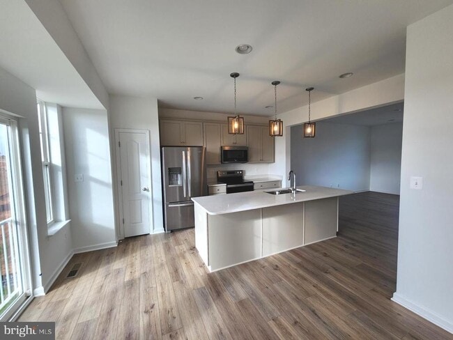 Photo - 229 Hillsdale Pl