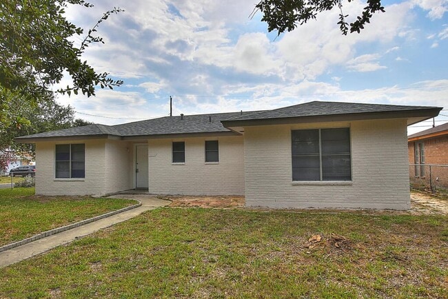 Photo - 2202 Saxony Dr