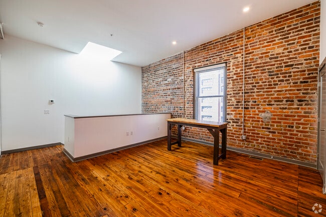 1BR, 1BA - 626SF - Living Room