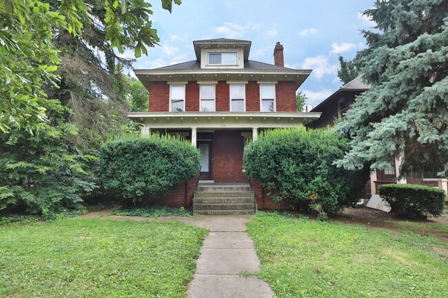BIG HOUSE on E. LANE Ideal for Students, F... - BIG HOUSE on E. LANE Ideal for Students, F...