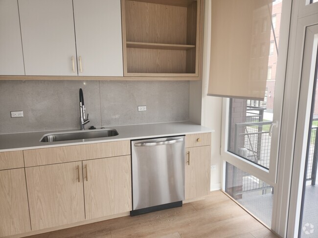 Building Photo - 1050 W Cornelia Ave Unit 2 Rental