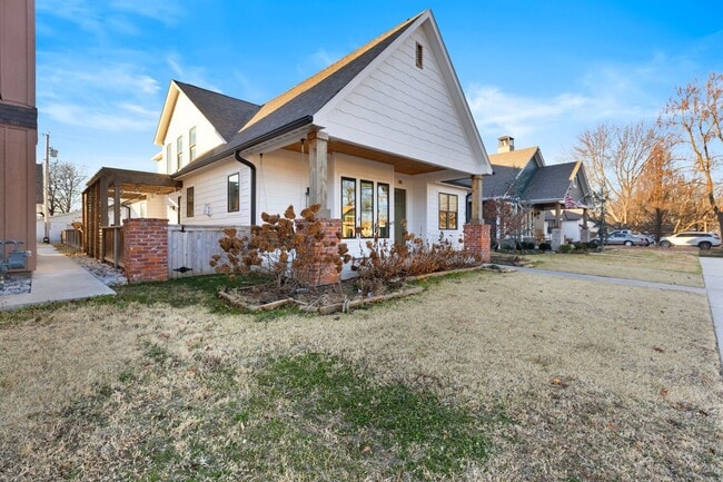 Building Photo - Luxury Rental in the Heart of the Rose District