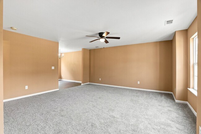 Photo - 926 Oakshire Cir