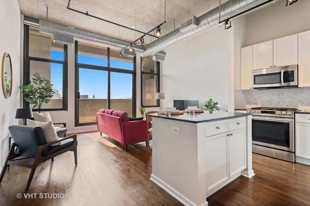 Photo - 900 N Kingsbury St