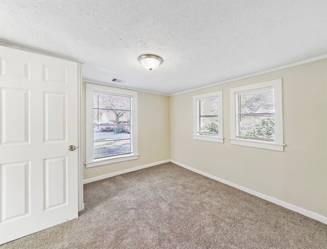 Building Photo - 203 W Hart Ave