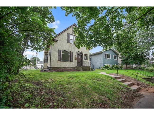 Photo - 804 Hawthorne Ave E