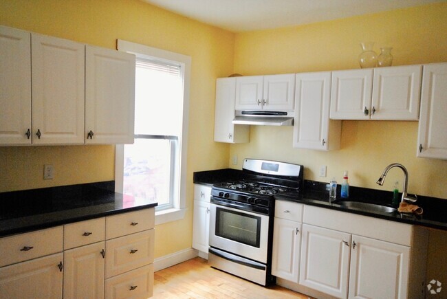 Building Photo - Stunning Renovated 4-Bedroom Near UMass Unit 3 Rental