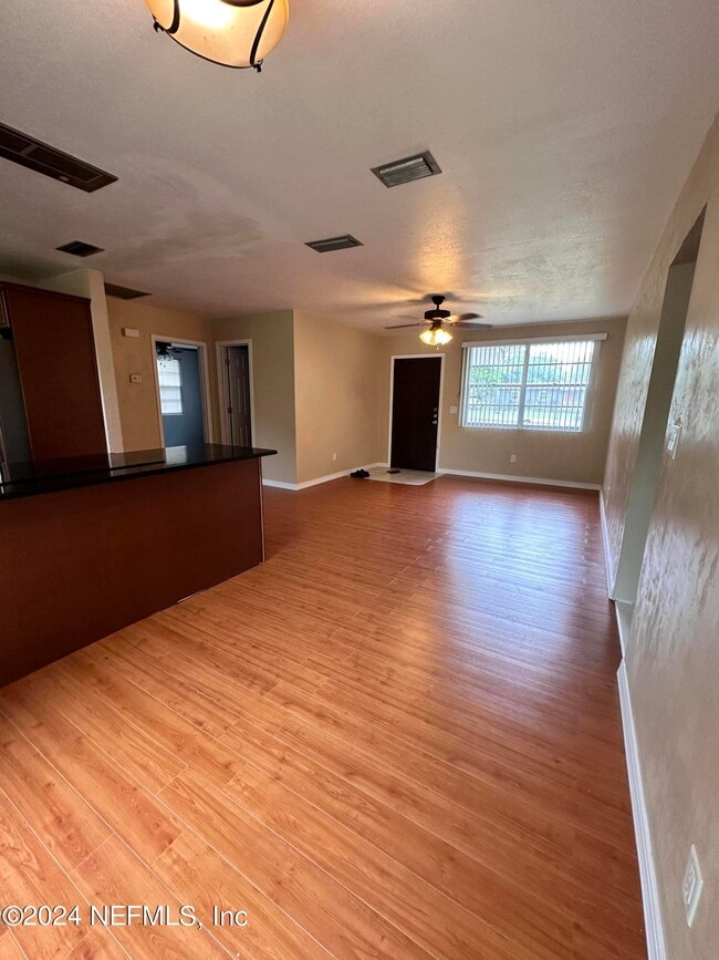 Photo - 555 Nightingale St