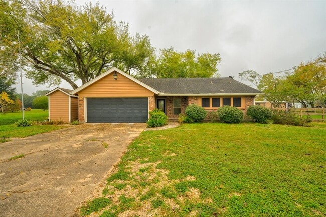 Building Photo - This charming 3-bedroom, 2-bathroom oasis ... Rental