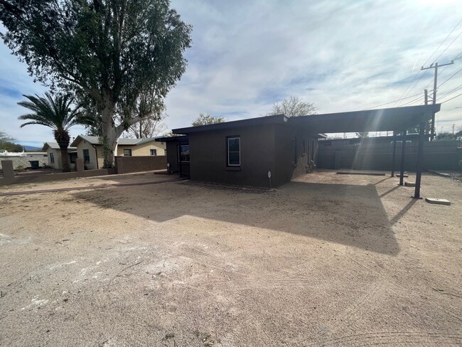 Photo - 3702 E Seneca St