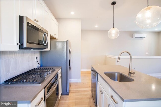 Building Photo - 129 S 49th St Unit 1F