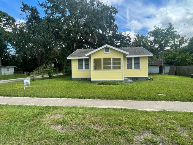 Building Photo - Spacious 2 bedroom, 1 bathroom home Availa...