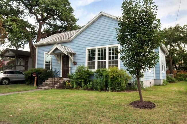 Photo - 609 W 35th St House