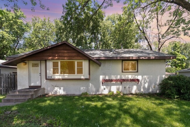 Spacious 5bed|2bath Home w/ Large Backyard... - Spacious 5bed|2bath Home w/ Large Backyard...