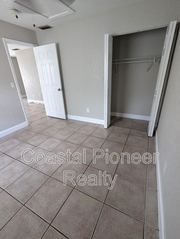 Photo - 5828 3rd St E