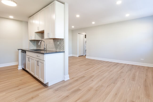 Photo - 531 W Aldine Ave