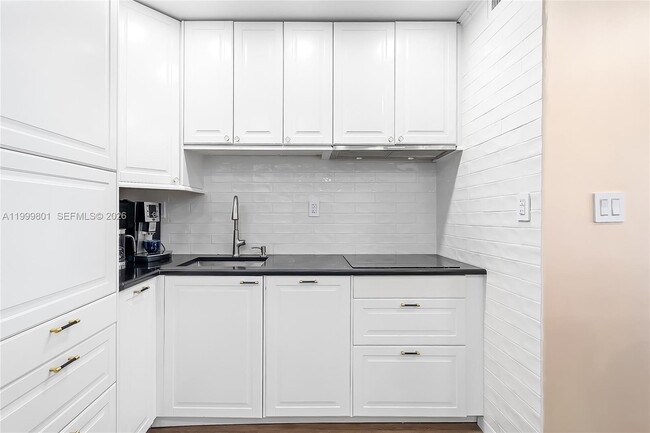 Photo - 600 Three Islands Boulevard Unidad 604