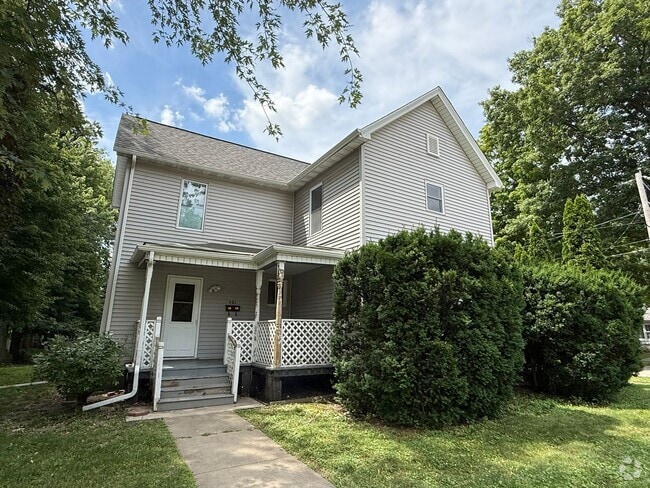 Building Photo - 4 Bedroom 2 Bath in Normal! Rental
