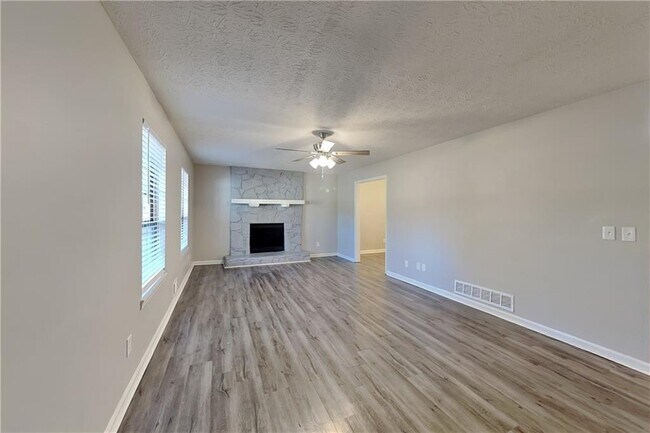 Photo - 4330 Treeline Way