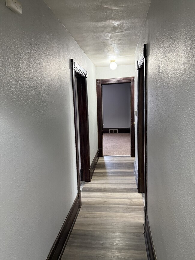 Photo - 723 W 1st St