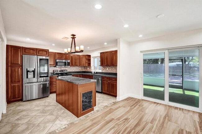 Photo - 300 SW 19th Ave