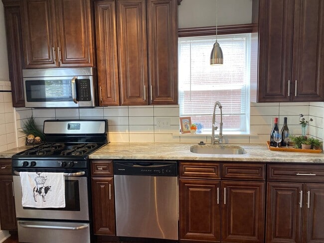 Building Photo - Beautiful Renovated Home with Garage!