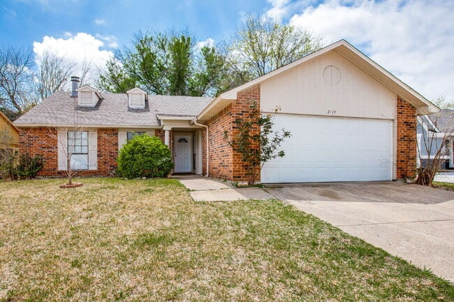 Building Photo - Beautiful 3-Bedroom Home Near Dining and Shopping with Spacious Backyard