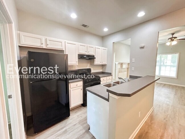 Photo - 687 S Evelyn Pl NW