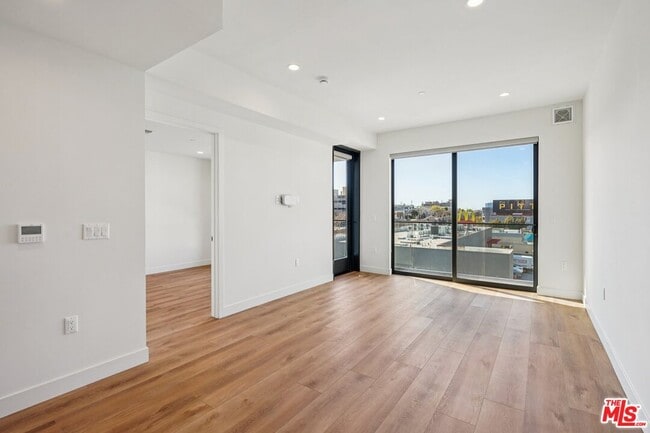 Photo - 10431 Santa Monica Blvd Unidad 401