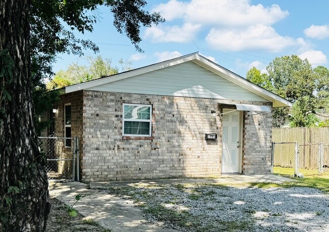 Building Photo - 3433 Hollywood St Rental