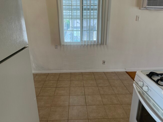 dining area off kitchen - 1126 E Palmer Ave Unit B