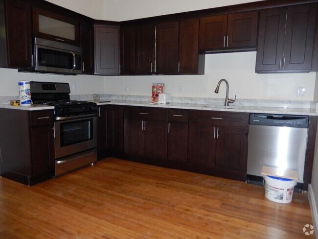 Building Photo - Central JP Location, In-Unit Laundry, Porc... Rental