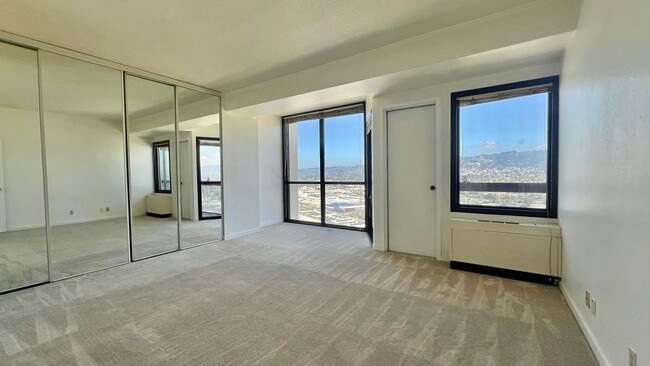 Photo - Prestigious top-floor unit  2 BR 2 BA, nes... Condo Unit 2927