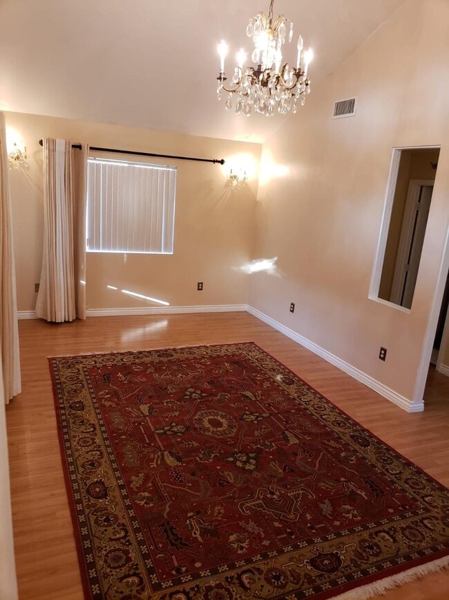 spacious high ceiling living room - 10512 Plainview Ave House