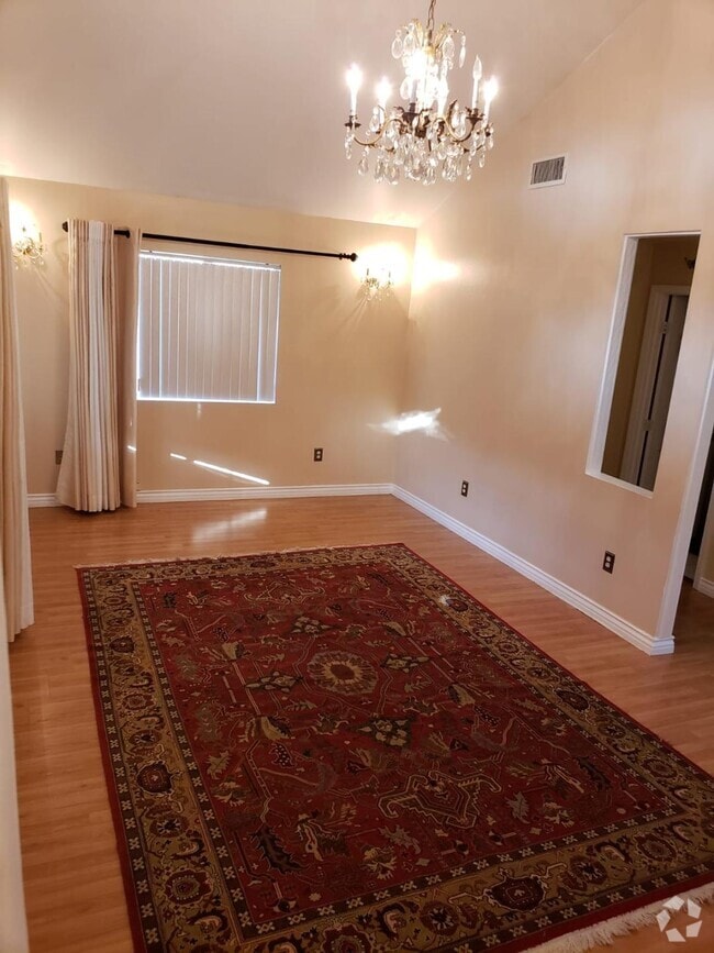 spacious high ceiling living room - 10512 Plainview Ave Rental