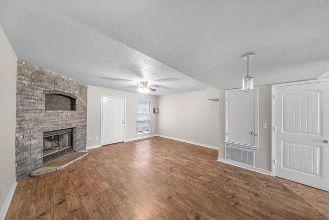 Building Photo - 2-Bed, 1.5-Bath, Two-Level Condo Delivers