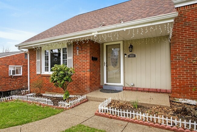 Photo - 455 Grace St