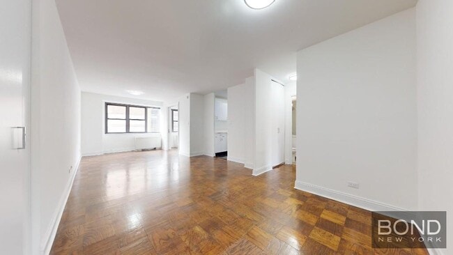 Building Photo - 145 E 16th St Unit 10C Rental