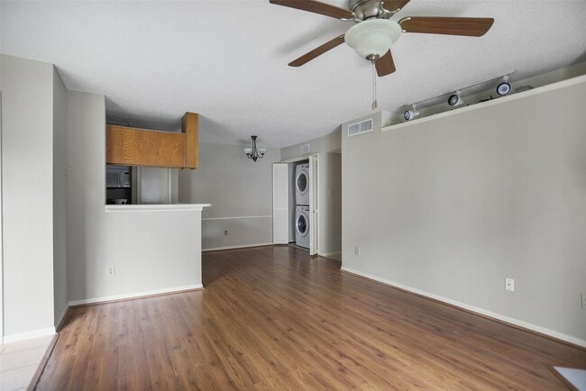 Building Photo - 2121 Hepburn St Unit 613