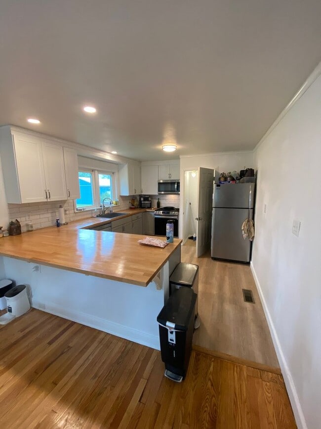 Building Photo - Beautiful 3 Bedroom House with Large Fence...