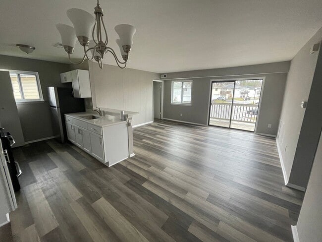Building Photo - Renovated Condo in Edgewood with Garage!