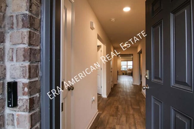 Photo - 808 Moorhan Way-