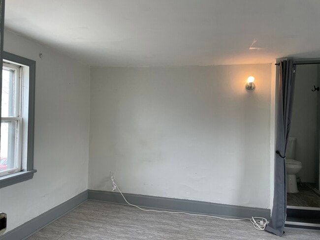 Building Photo - 430 6th Ave Unit Studio